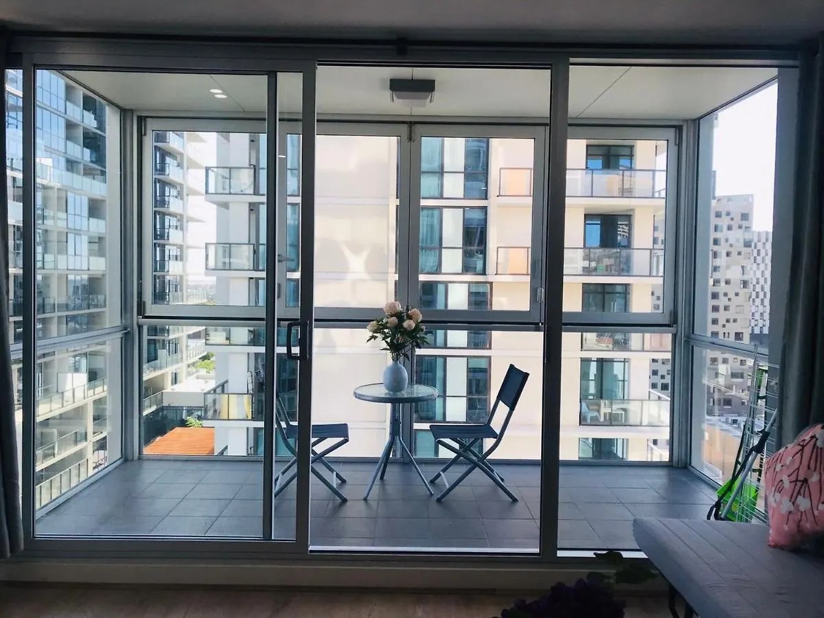 Adelaide Cbd 1 Bedroom Apt. Free Car Park&Swimming Pool &Wifi 0*,  Australia